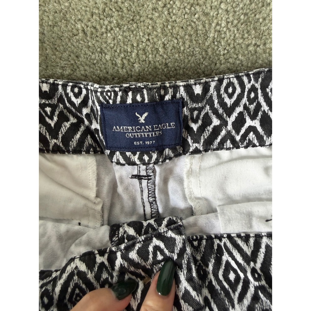 American Eagle Outfitters Black White Geometric Ikat Midi Stretch Shorts Size 8 - Picture 2 of 4